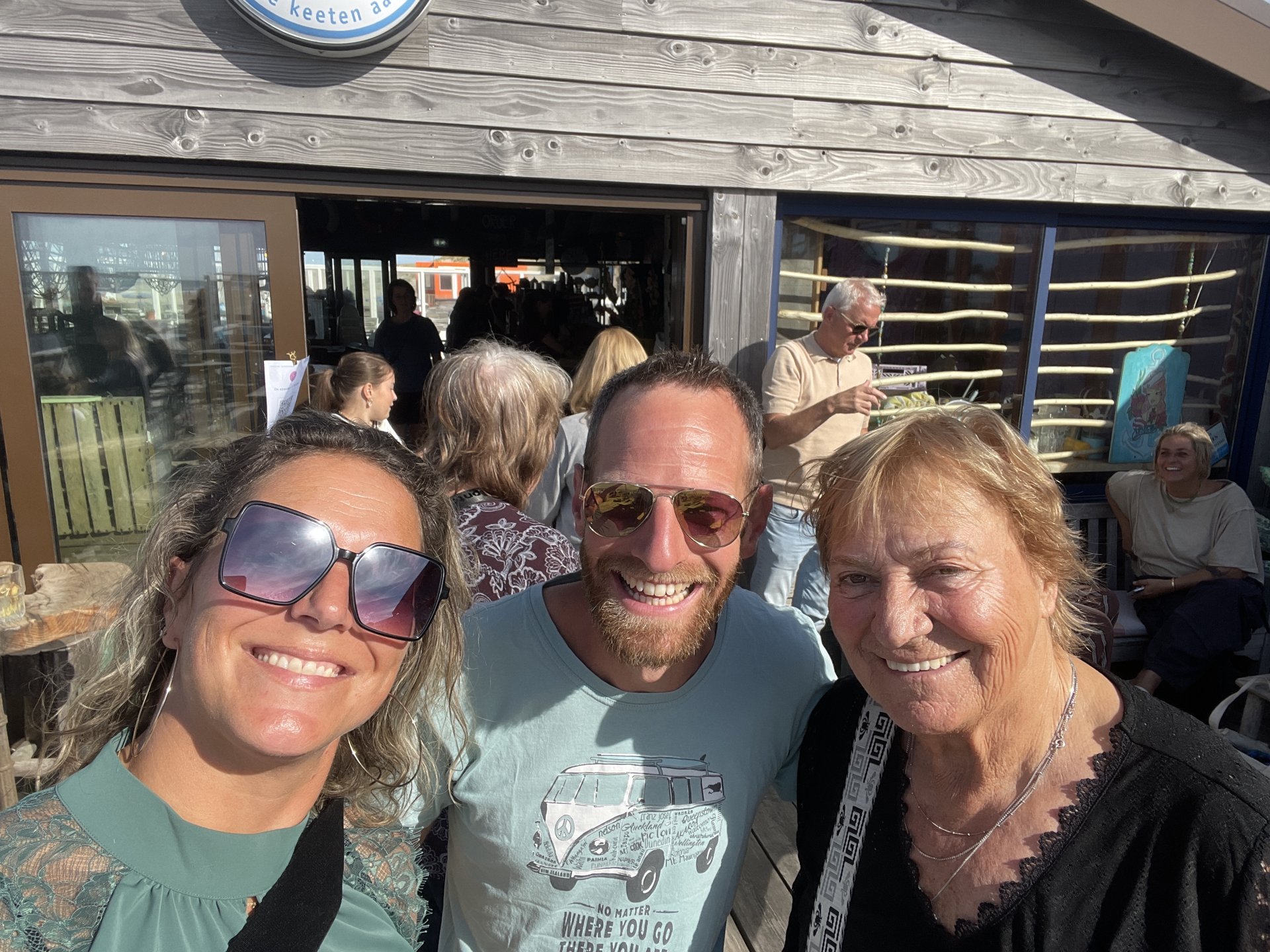 Team De kampers bij De strandtent van Monique
