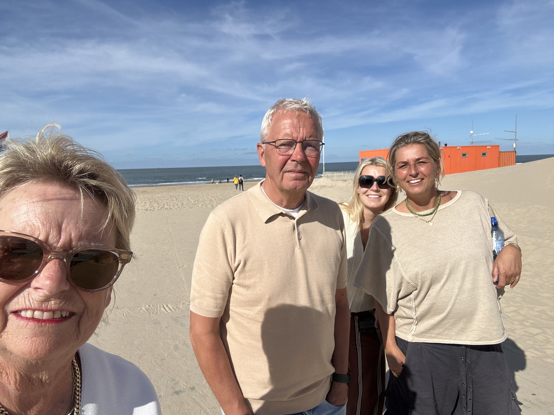 Team Arnold bij De strandtent van Monique