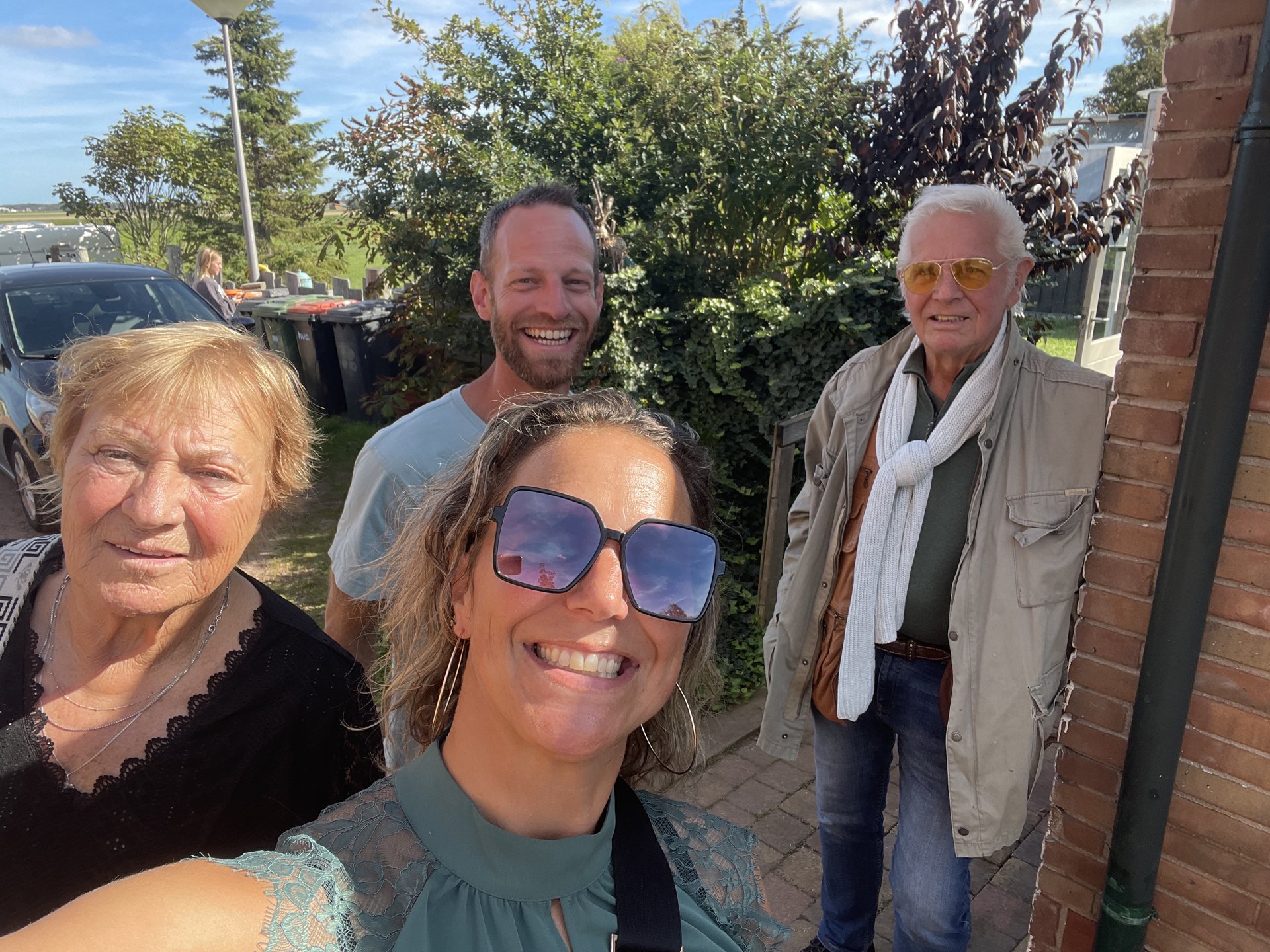 Selfie van team De kampers bij Het huisje van ome Frans