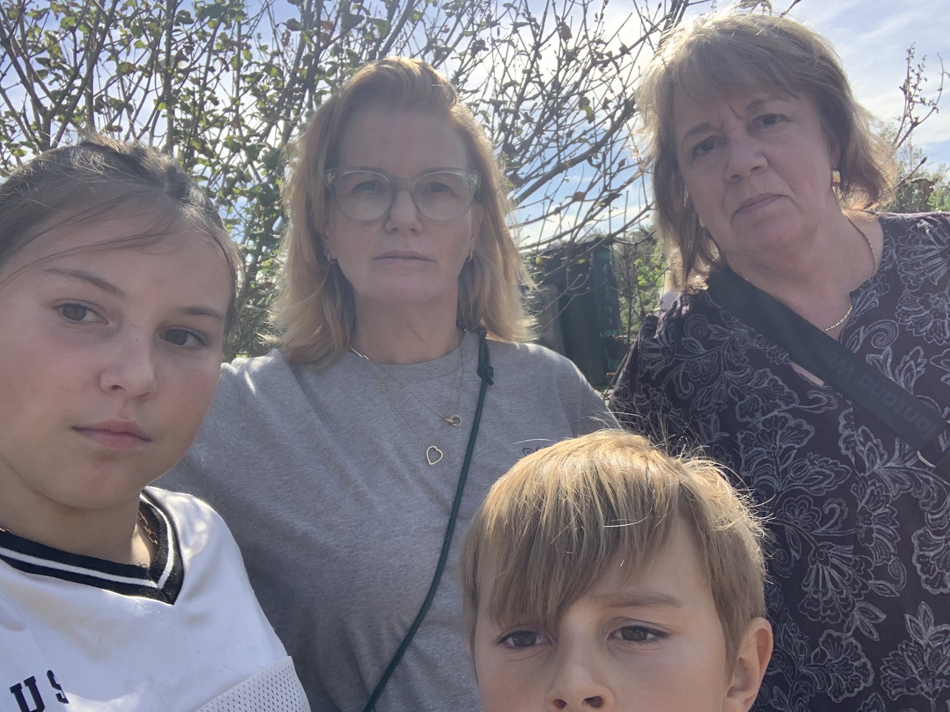 Selfie van team De coole groep bij Het huisje van ome Frans