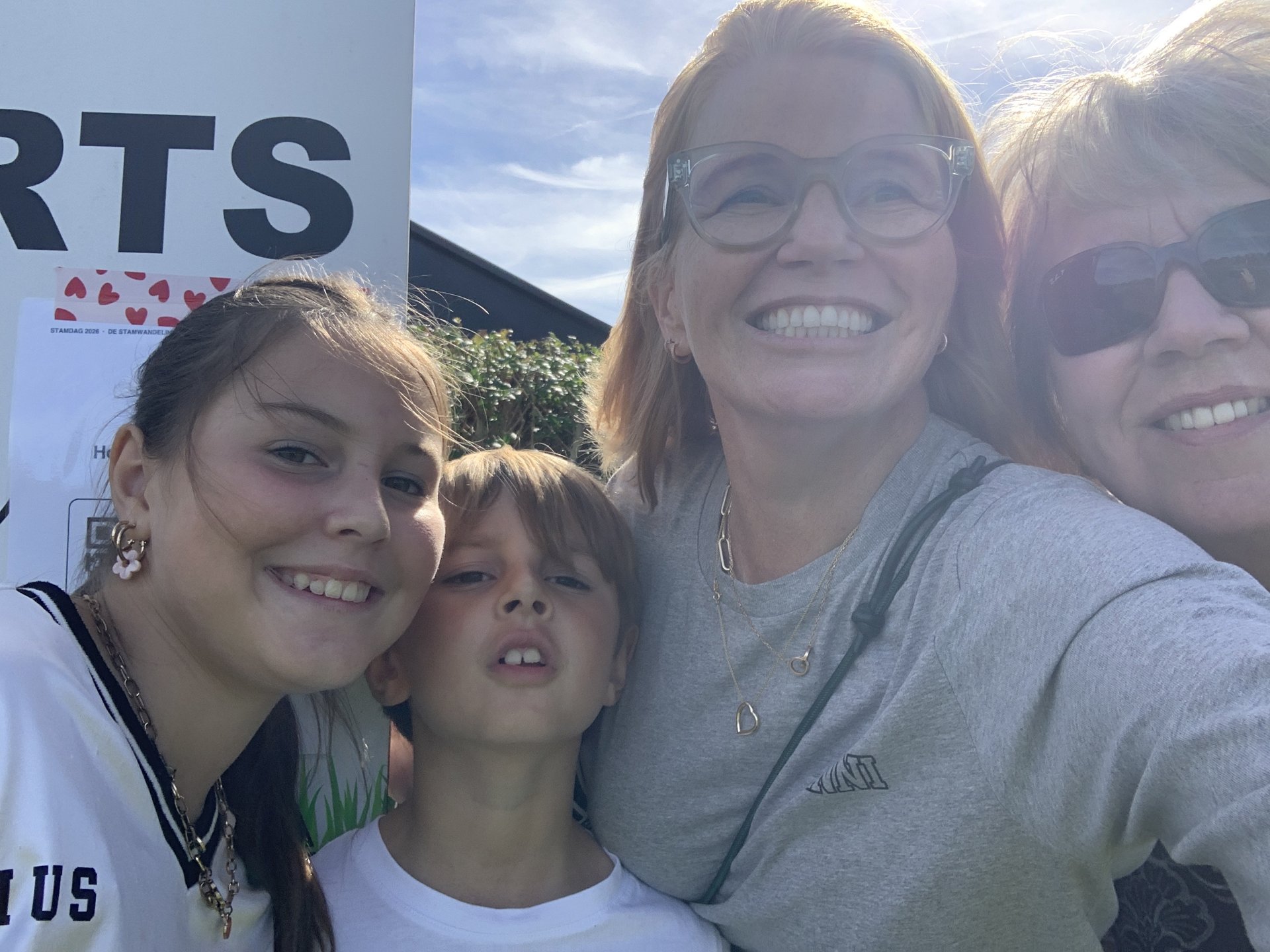 Selfie van team De coole groep bij Hoeve Voorwaarts