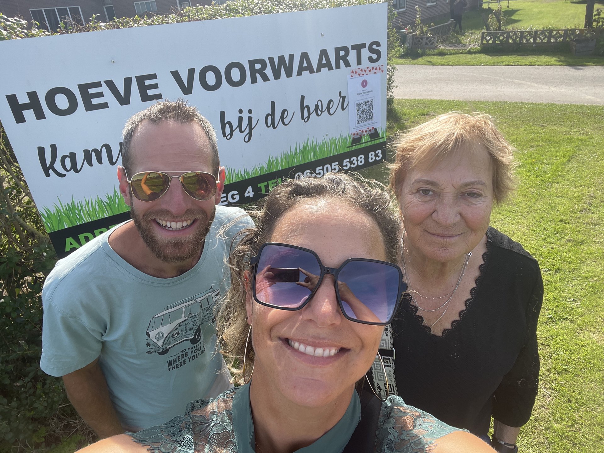 Selfie van team De kampers bij Hoeve Voorwaarts