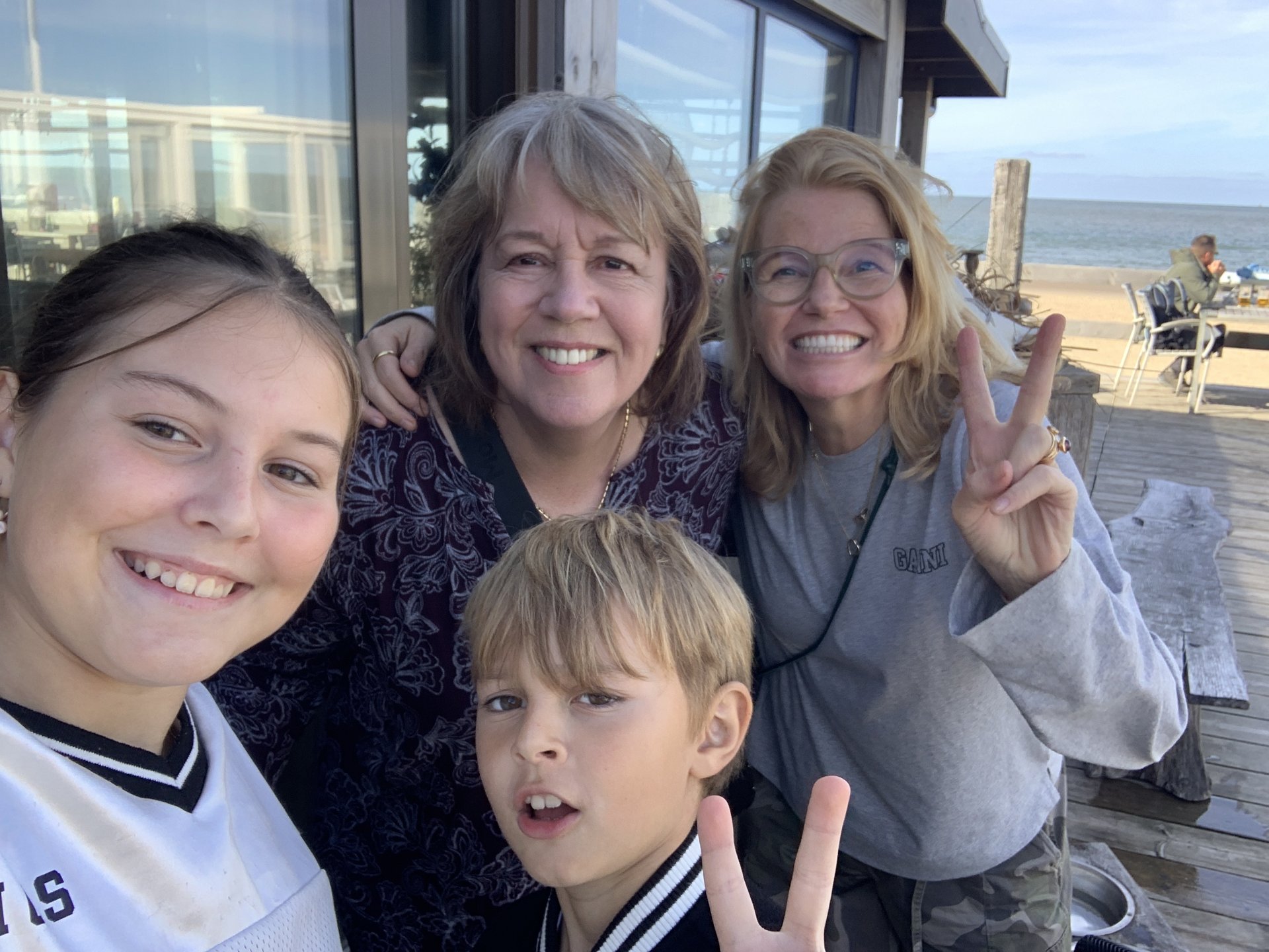 Selfie van team De coole groep bij De strandtent van Monique