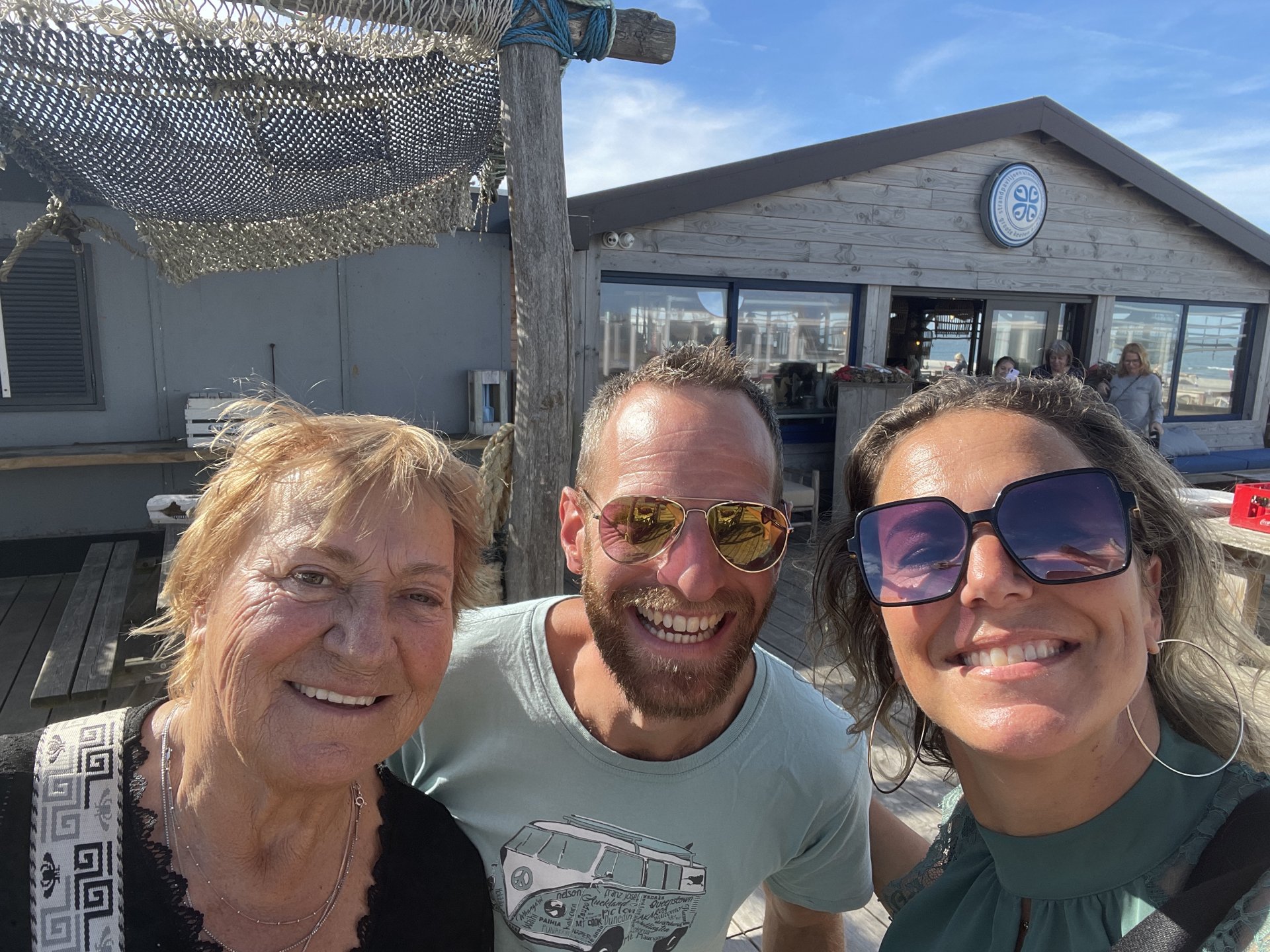 Selfie van team De kampers bij De strandtent van Monique