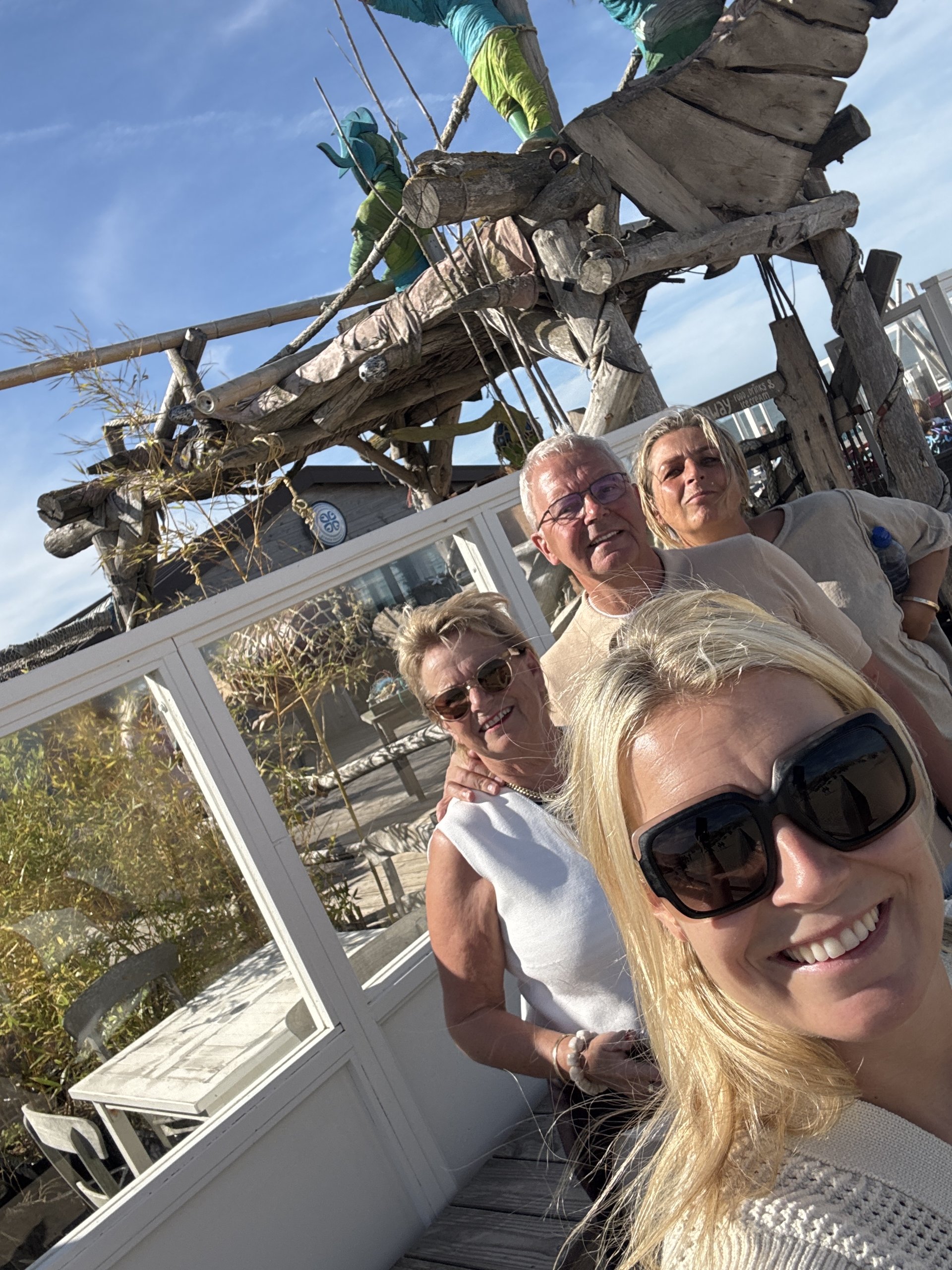 Selfie van team Winnend team bij De strandtent van Monique